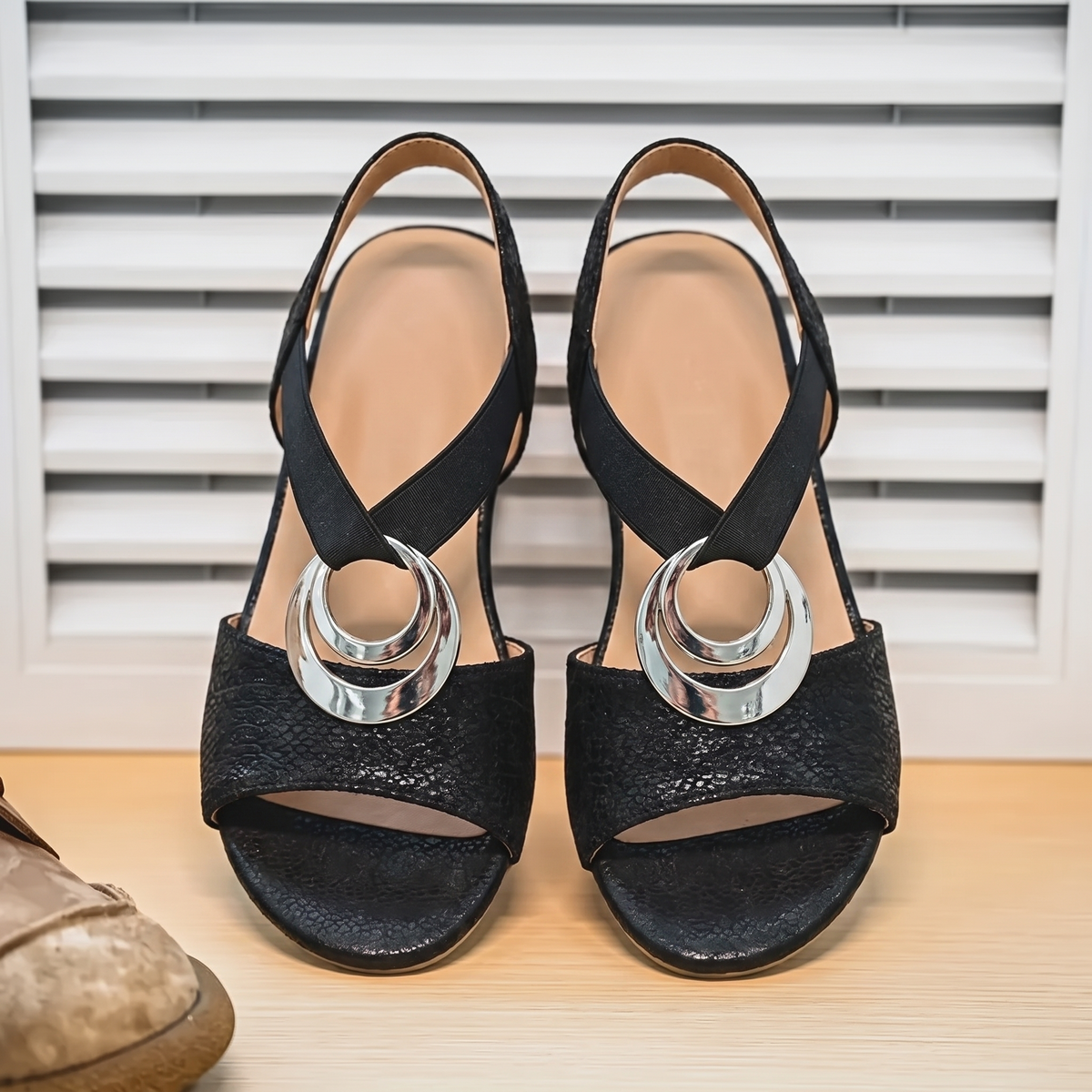 Sandalia Ortopédica de Tacón Alto sobre fondo de persiana blanca