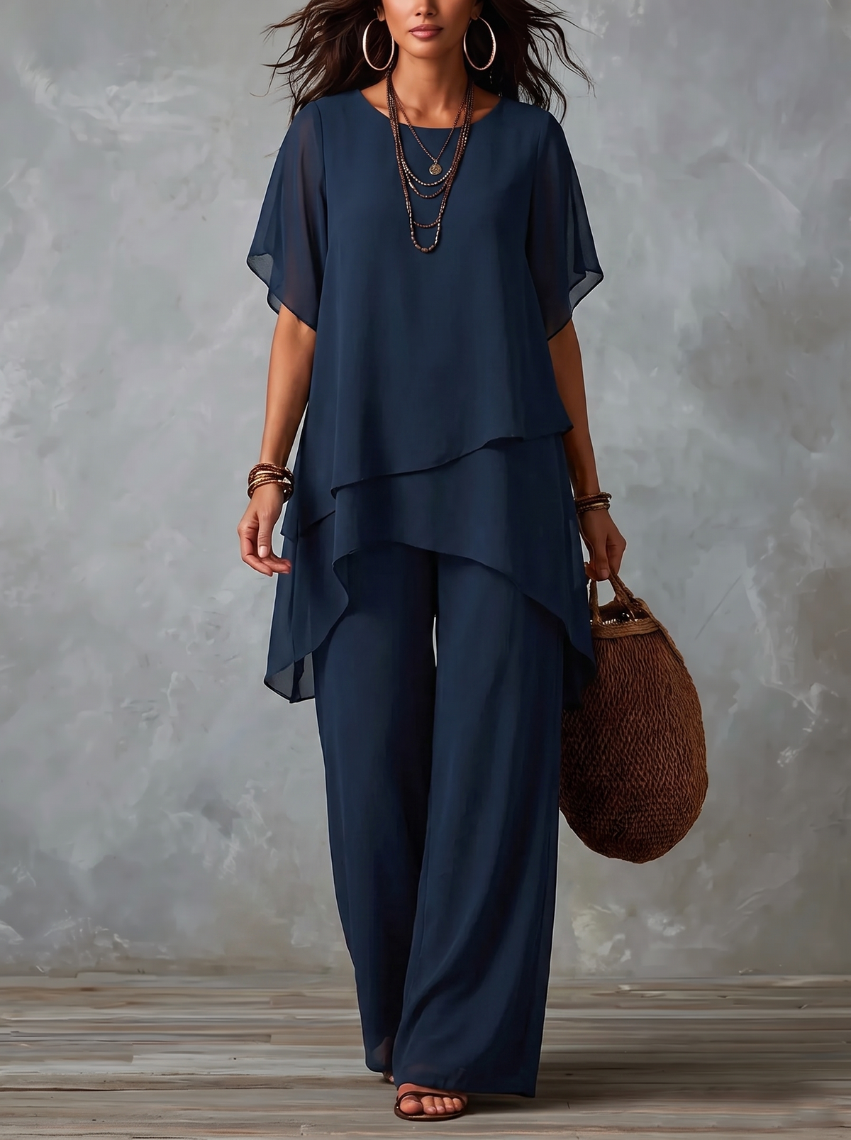 Encarna Conjunto Top Irregular y Pantalón Ancho con fondo gris texturizado