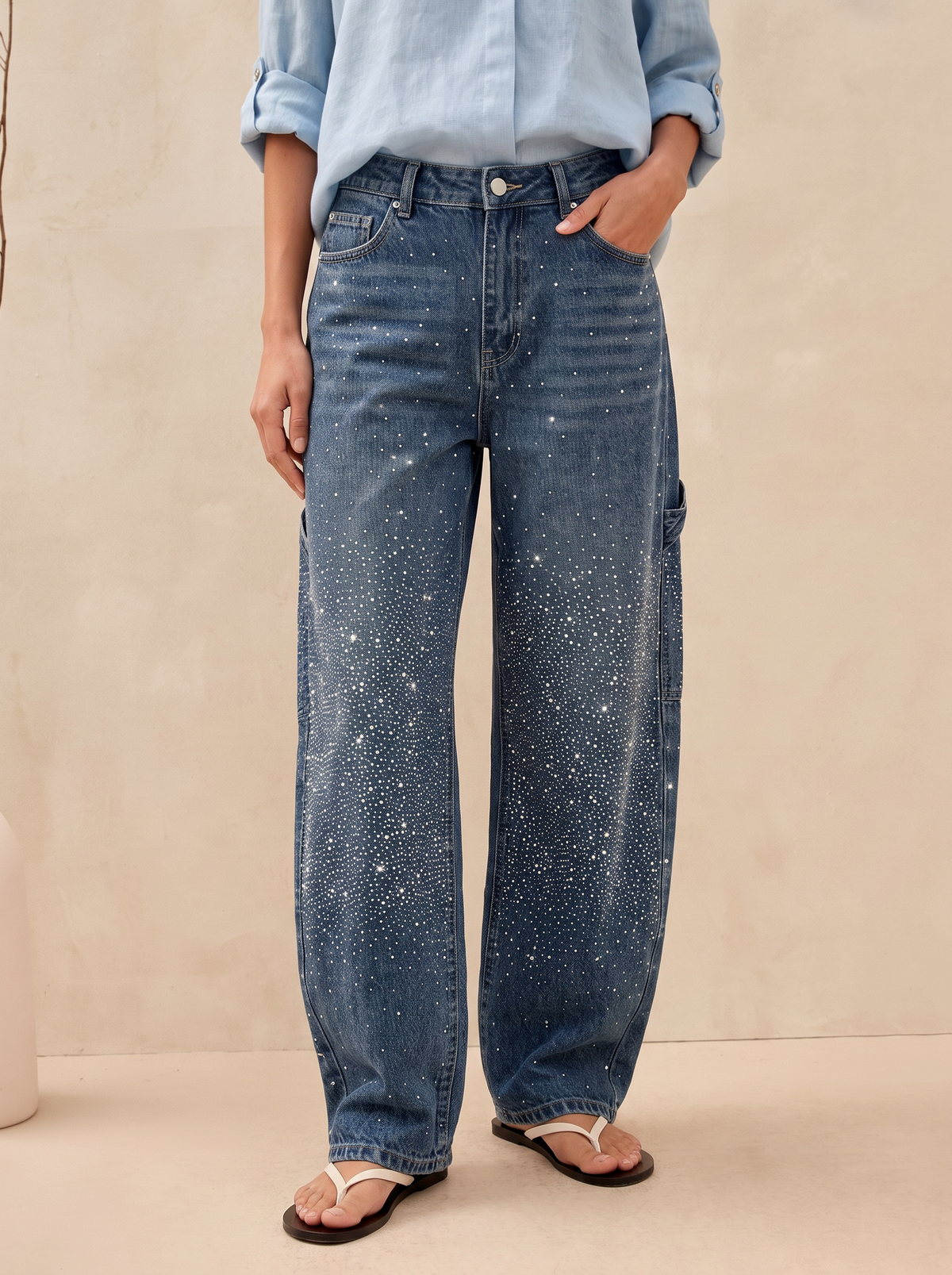 Vaqueros Carpenter Balloon con Brillo y Detalles Denim con fondo beige