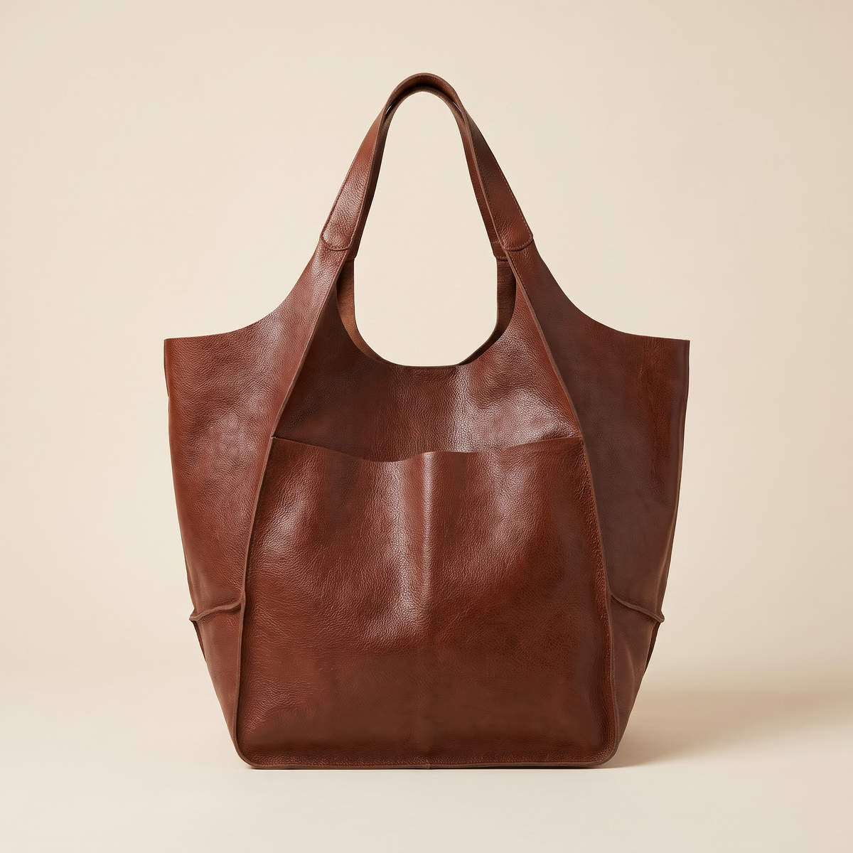 Bolso de Hombro Grande de Piel Sintética sobre fondo crema