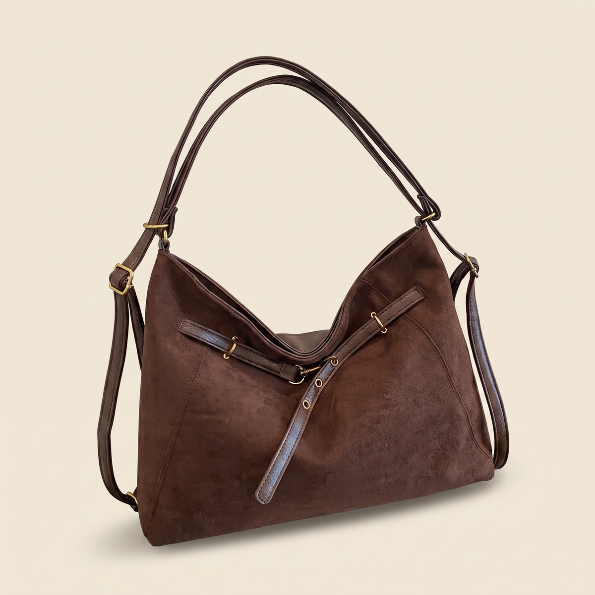 Bolso Multifuncional de Ante Vintage sobre fondo crema