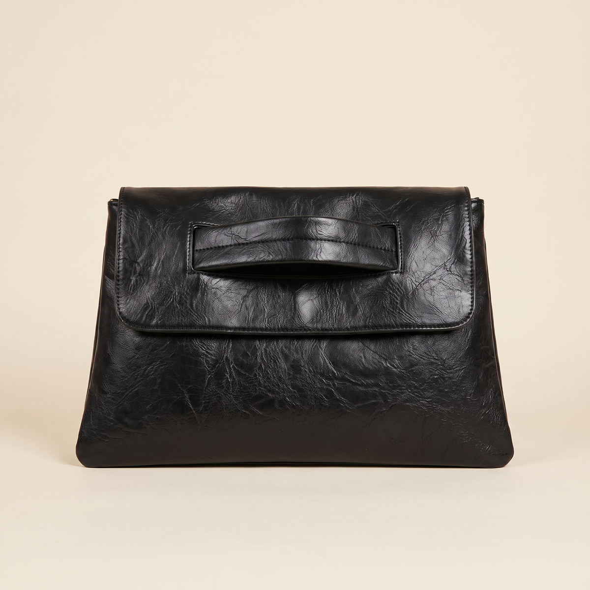 Bolso Clutch con Correa Bandolera sobre fondo crema