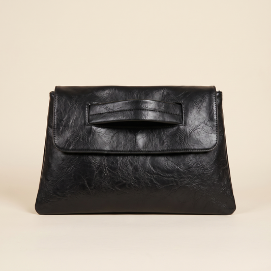 Bolso Clutch con Correa Bandolera sobre fondo crema