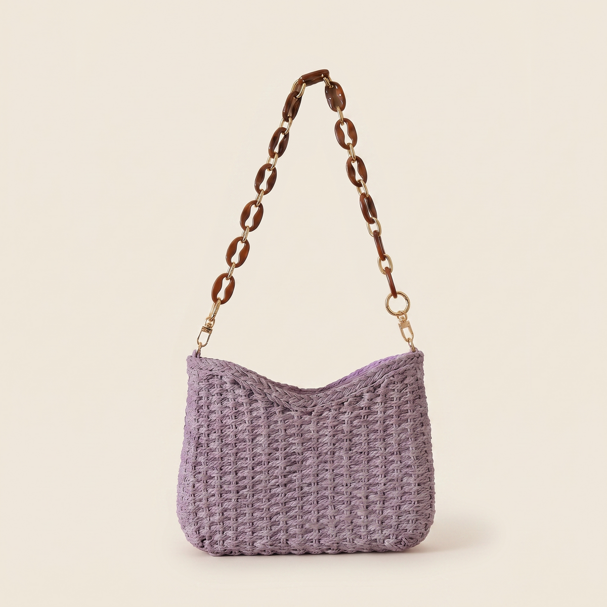 Bolso de Hombro de Paja Trenzada sobre fondo crema