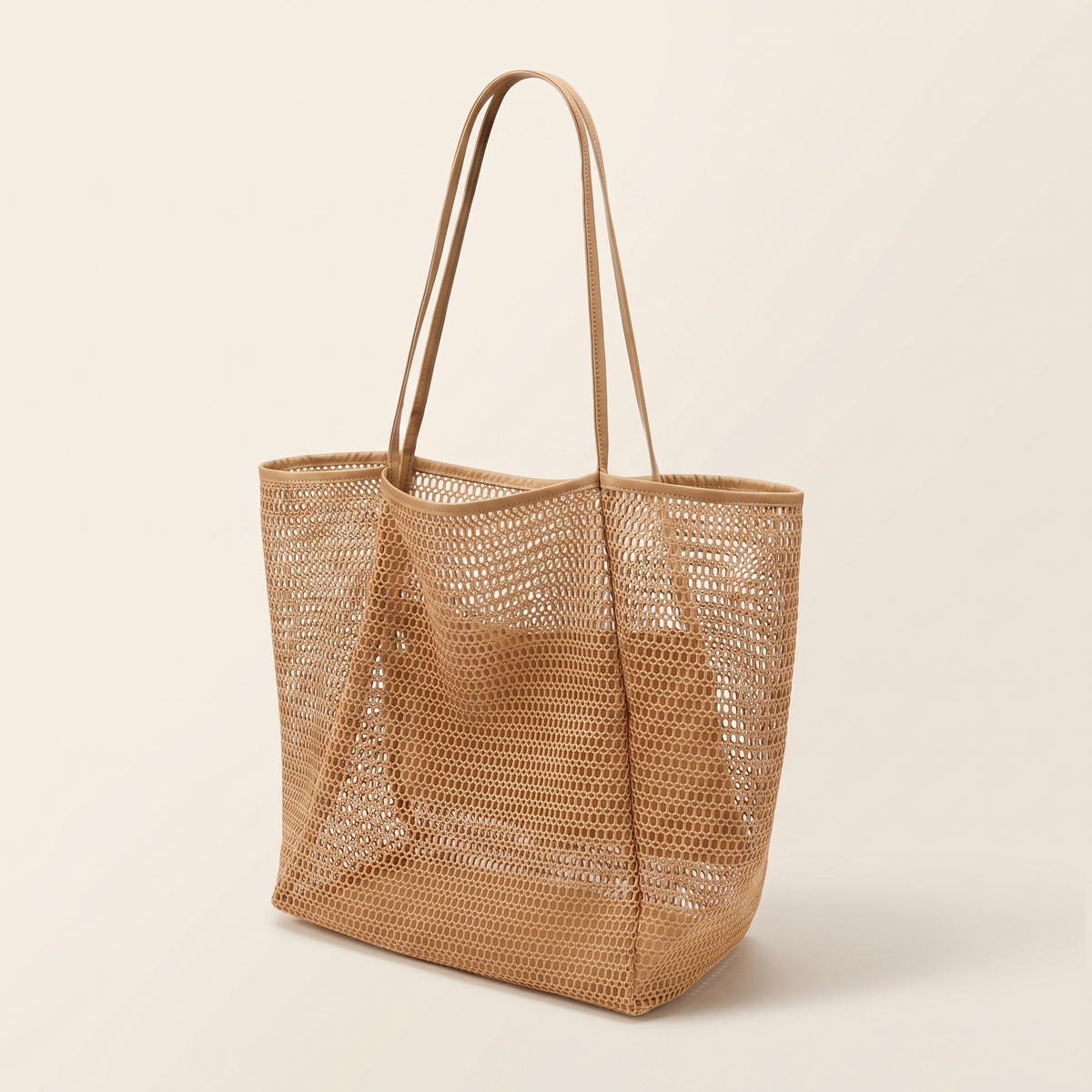 Bolso elegante de fiesta sobre fondo crema