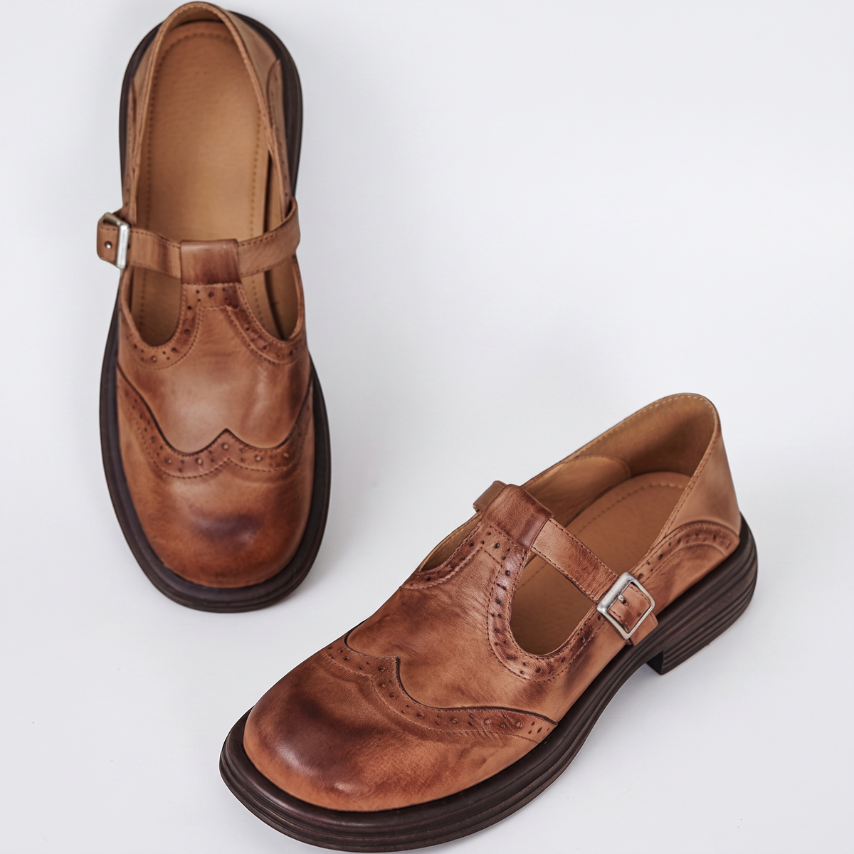 Zapatos Elegancia Diaria sobre fondo blanco