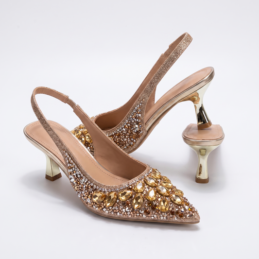 Zapatos De Tacón Alto y Fino sobre fondo blanco