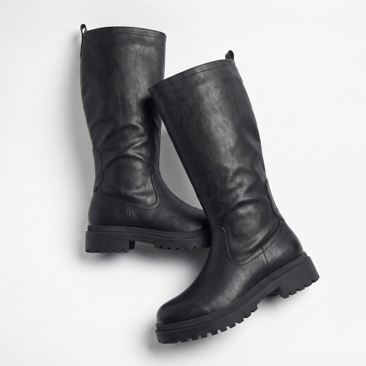 Botas Altas Negras sobre fondo blanco