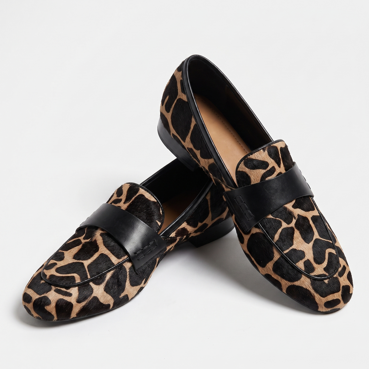 Leopardo Zapatos Planos sobre fondo blanco