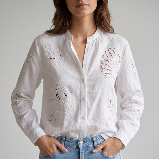 Blusa Boliane Bordada Elegancia Bohemia con fondo gris claro