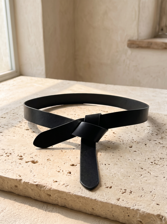 Corsé-cinturón de cuero vacuno sobre piedra travertino