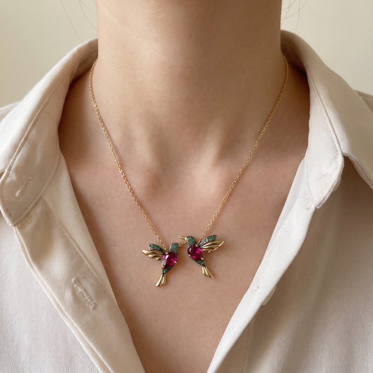 Colgante Chapado en Oro con formas de Colibrí puesto en el escote