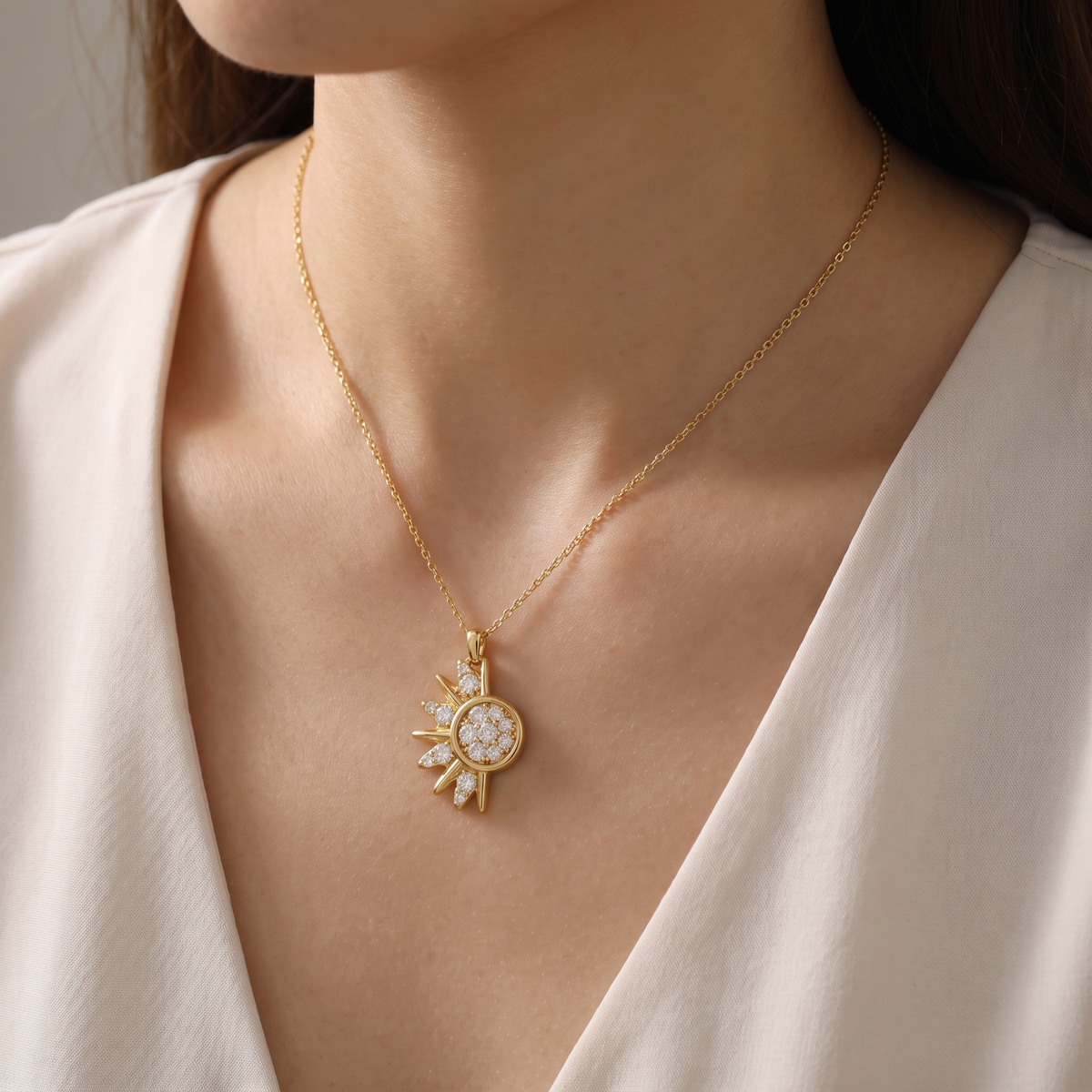 Elegancia Celestial en Dorado sol puesto en el escote
