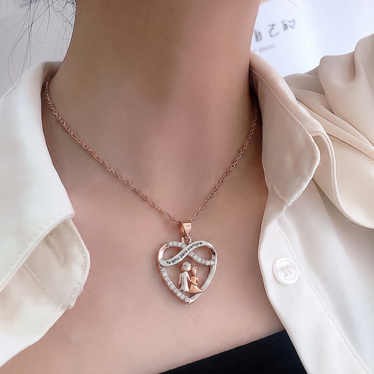 Eternidad Collar Te Amo Para Siempre puesto en el escote