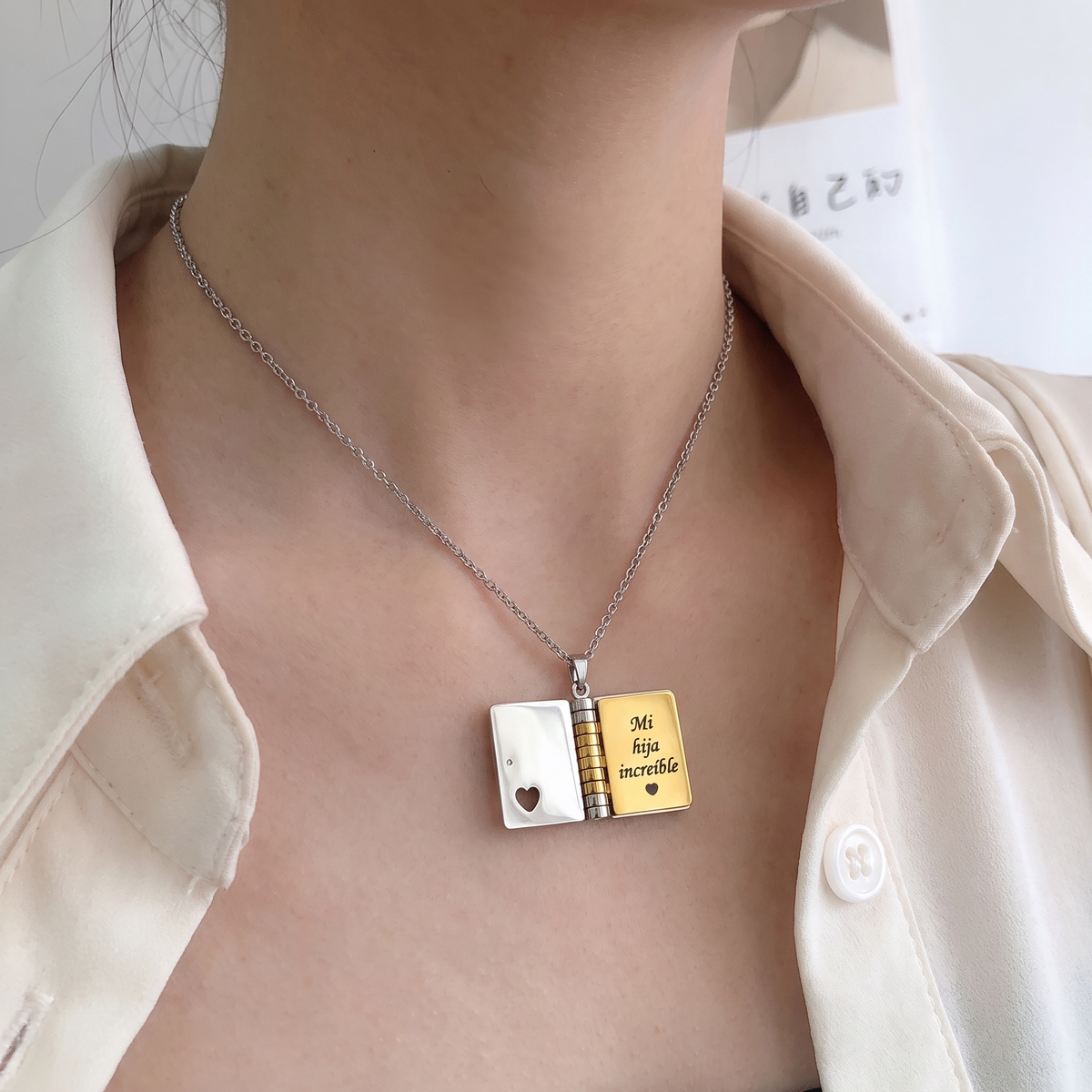 Mi Pequeña Estrella Libro Collar para Hija puesto en el escote
