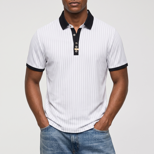 Polo de rayas con fondo gris claro