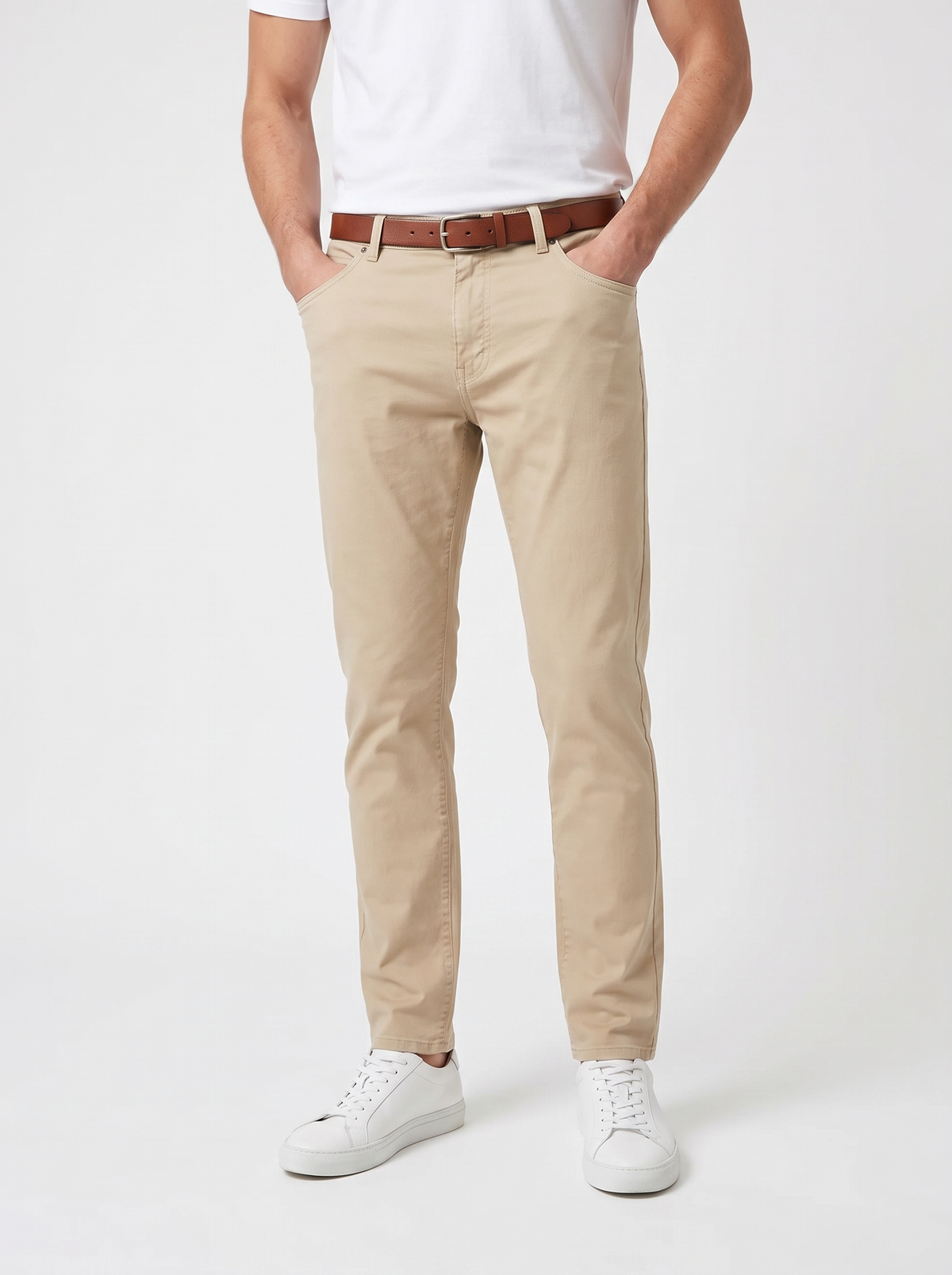 Pantalón algodón Beige con fondo blanco