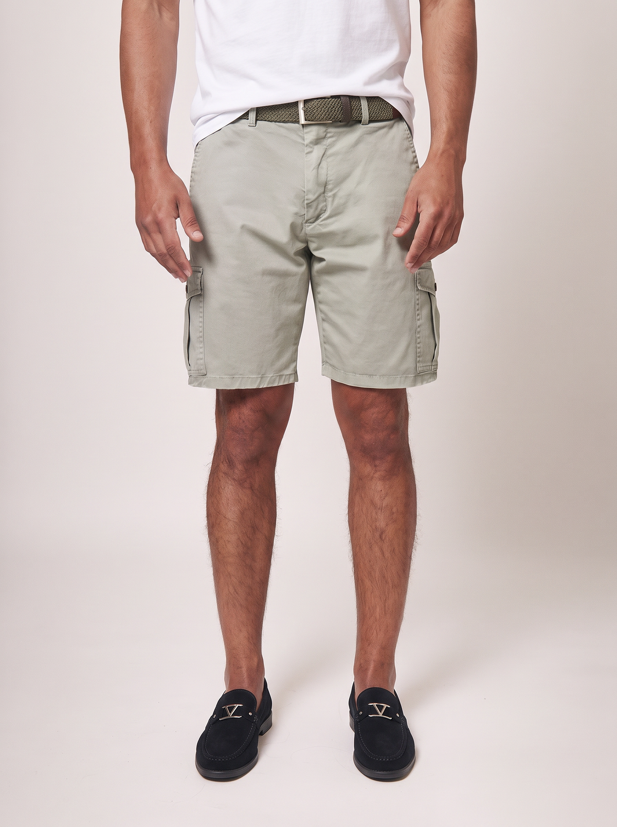 Bermuda Cargo Verde con fondo blanco