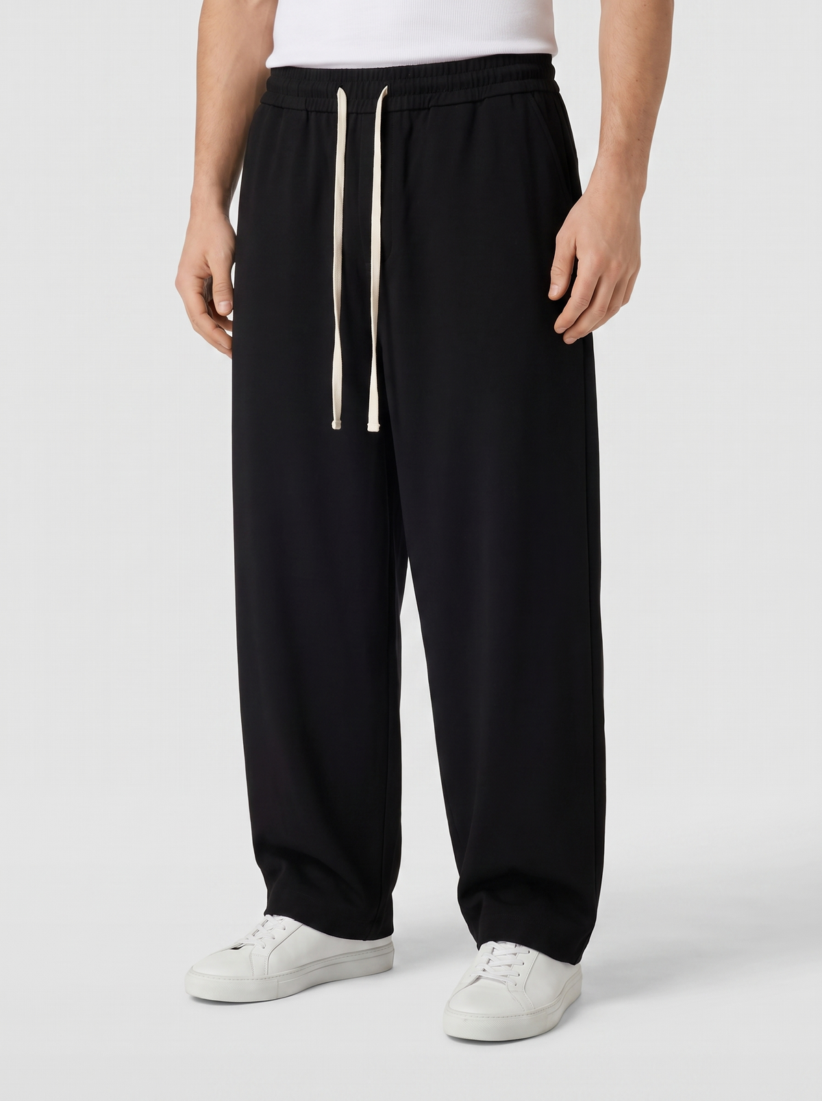 Pantalón Urban Hakama con fondo blanco