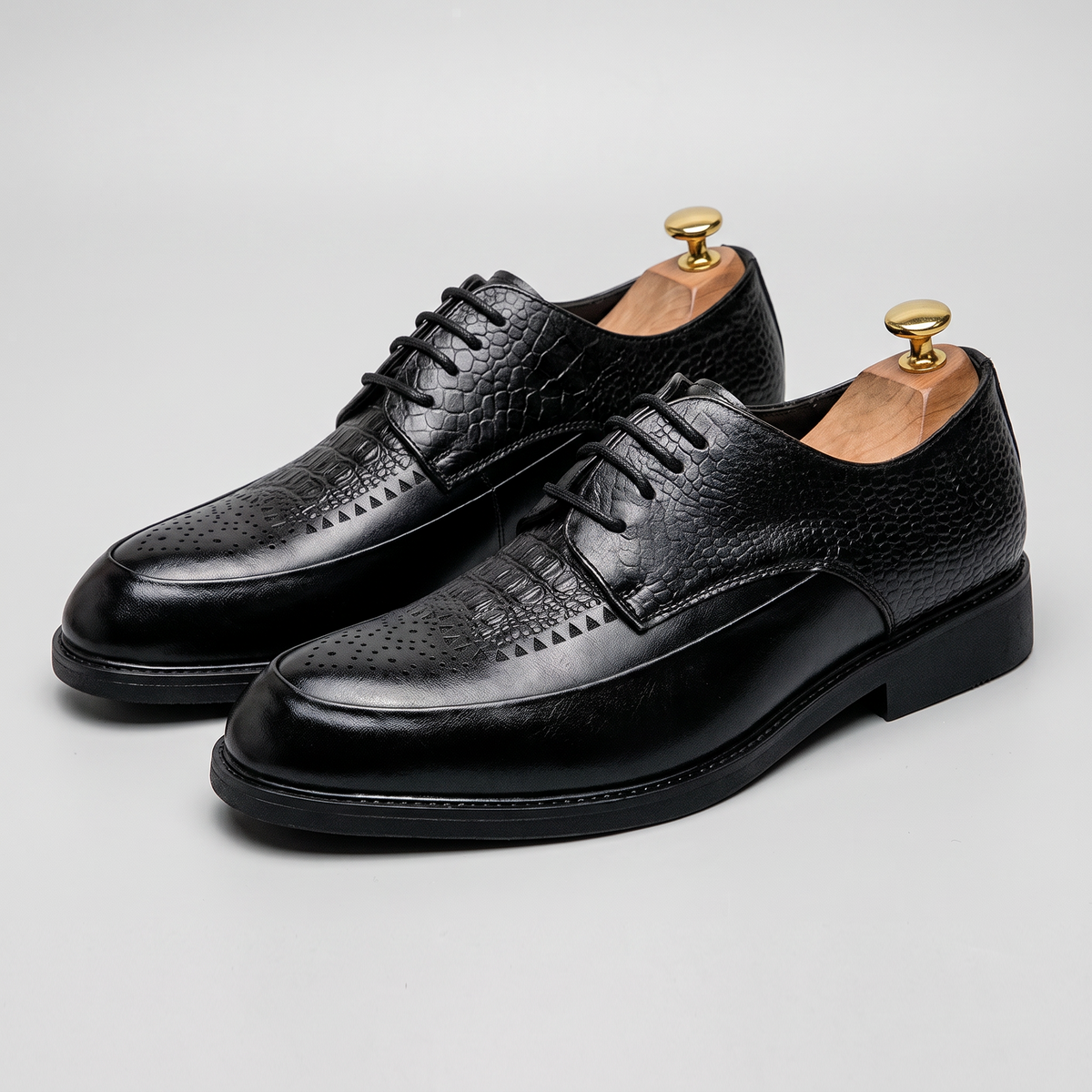 Zapato Derby Aranjuez sobre horma con fondo gris