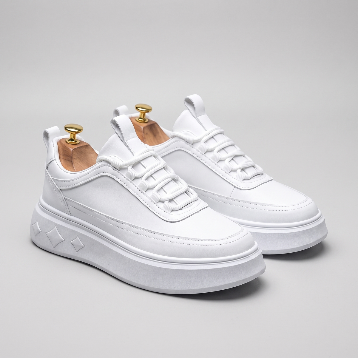 Zapatilla Classy Blanca sobre horma con fondo gris