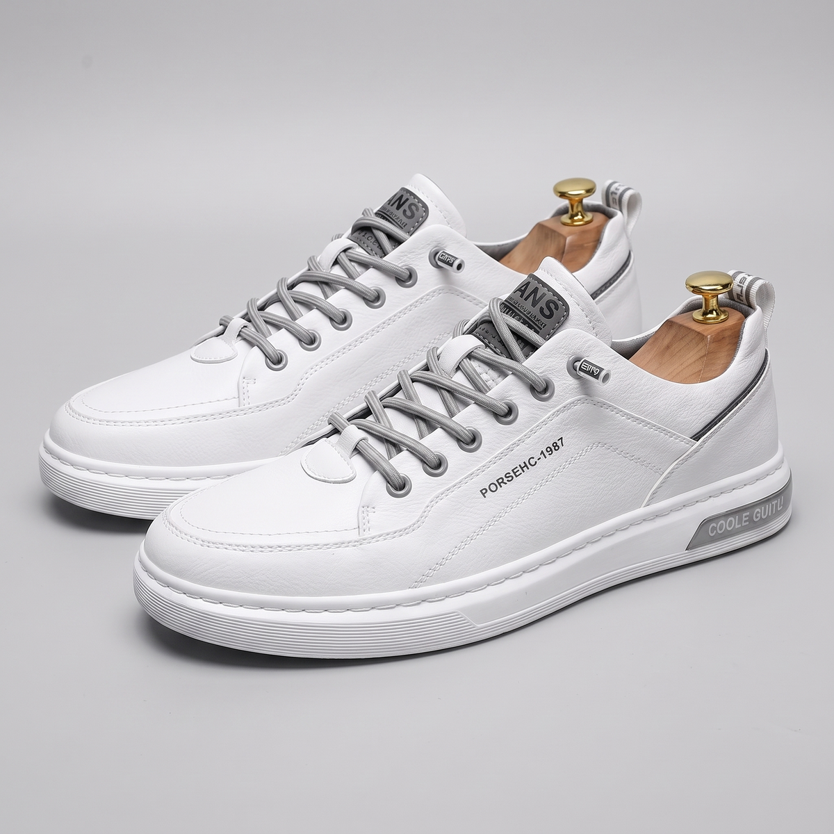 Zapatilla Amalfi sobre horma con fondo gris