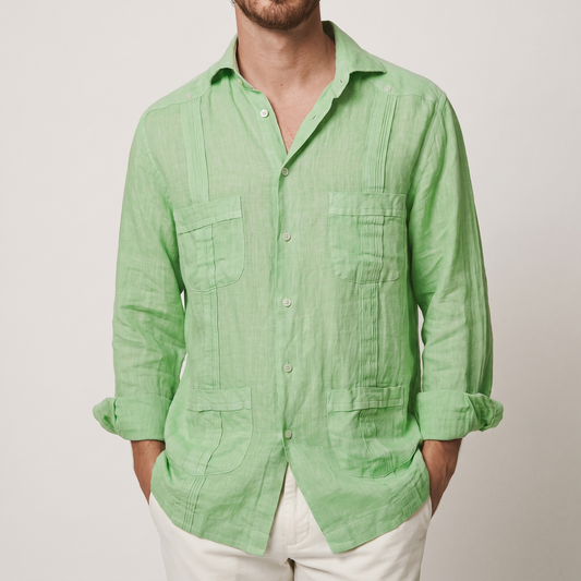 Guayabera Verde Salinas con fondo gris claro
