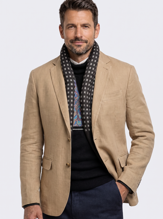 Blazer Lino Beige con fondo claro tipo estudio