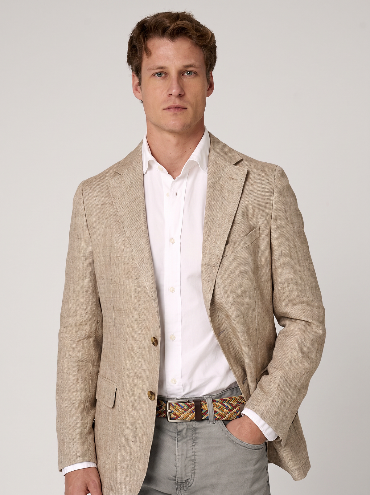 Blazer Lino Espiga Beige con fondo claro tipo estudio