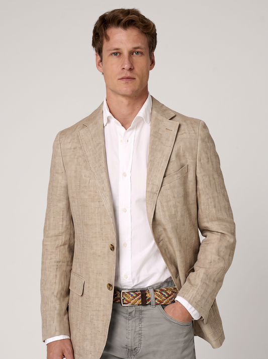 Blazer Lino Espiga Beige con fondo claro tipo estudio