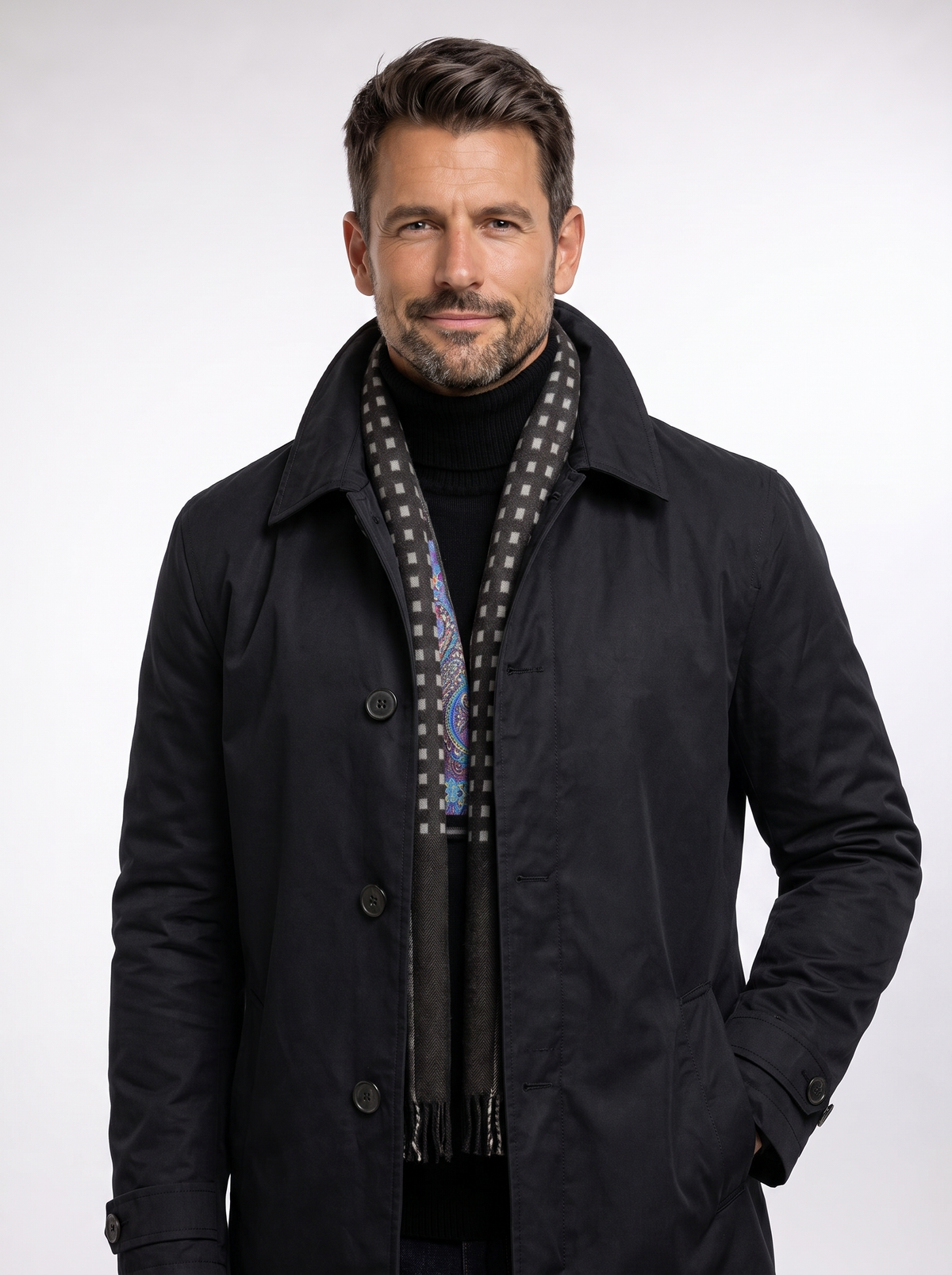 Abrigo Elegante para Hombre con fondo claro tipo estudio