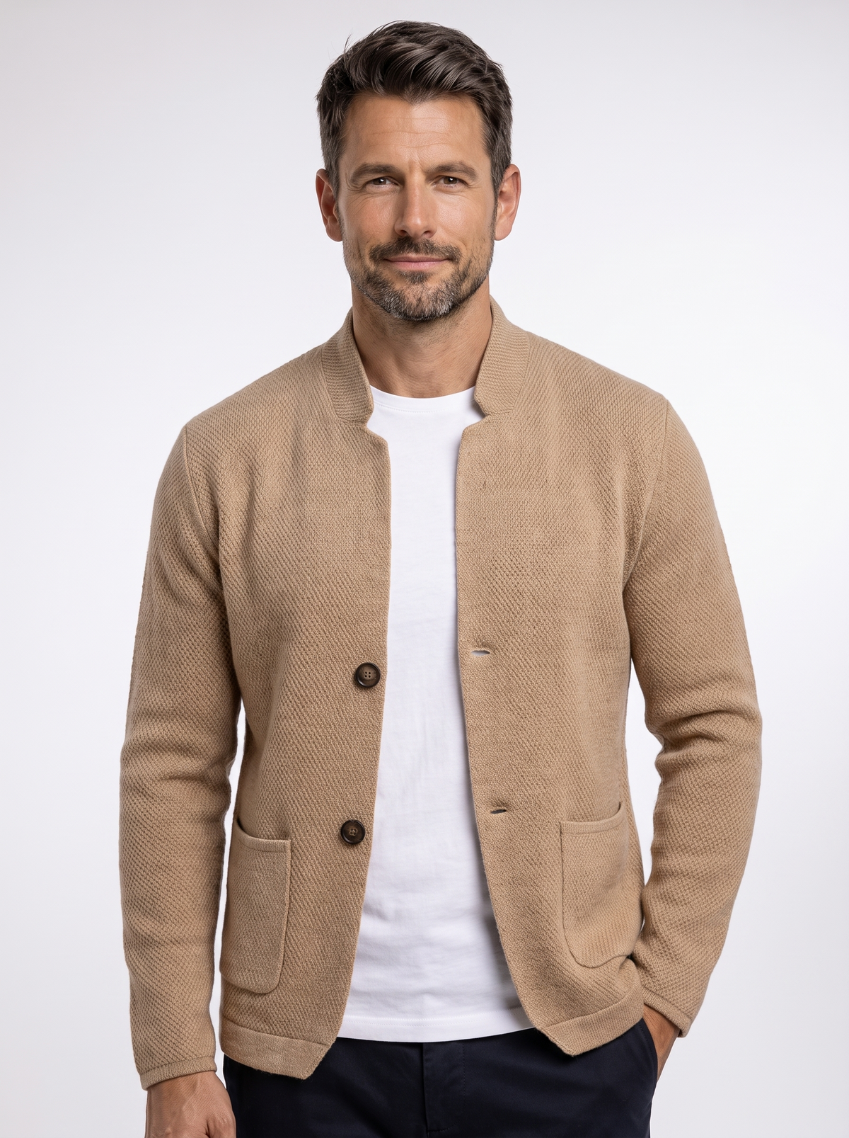 Chaqueta de Punto con Cuello Mandarín con fondo claro tipo estudio