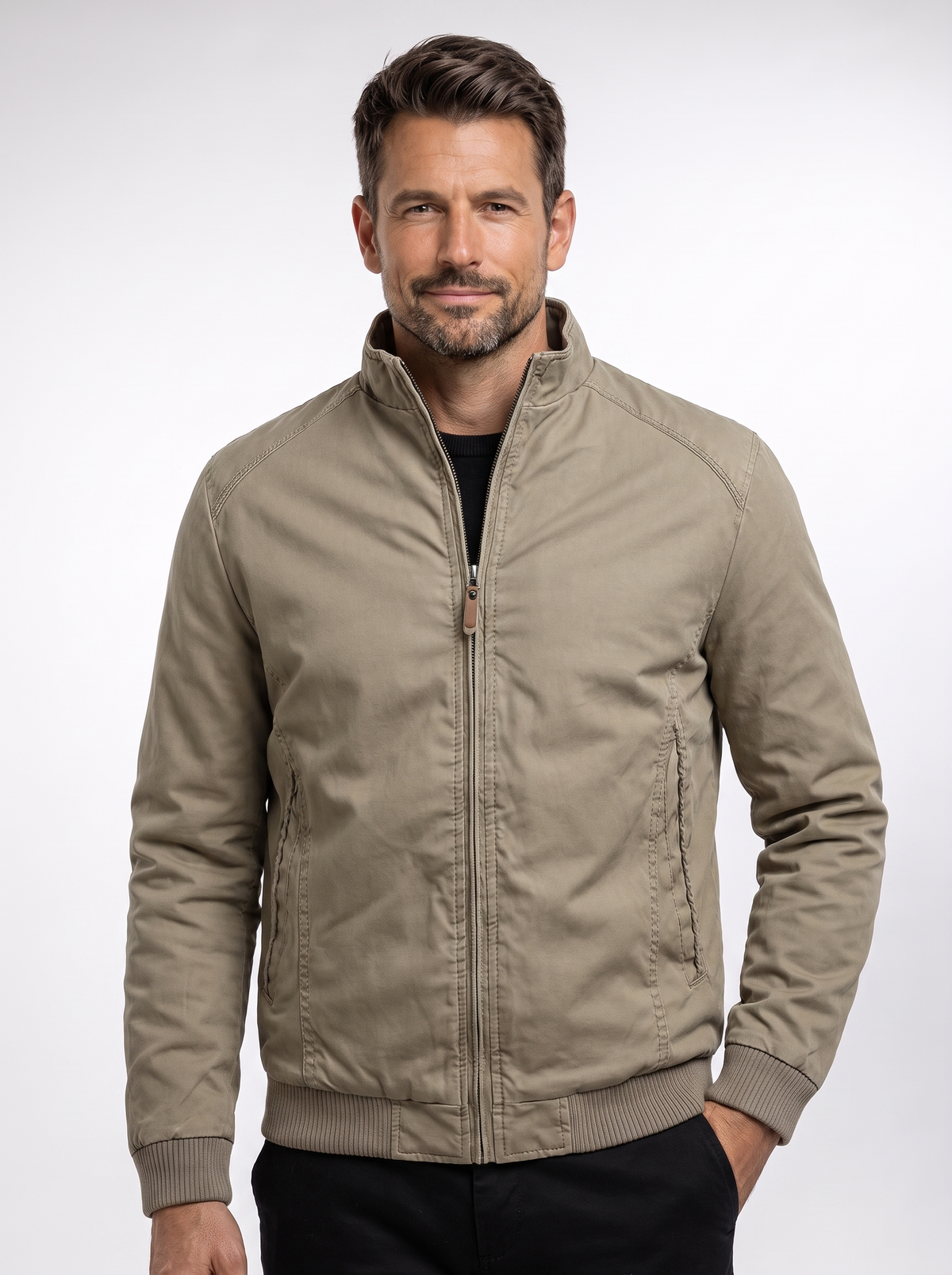 Chaqueta Napoli Beige con fondo claro tipo estudio