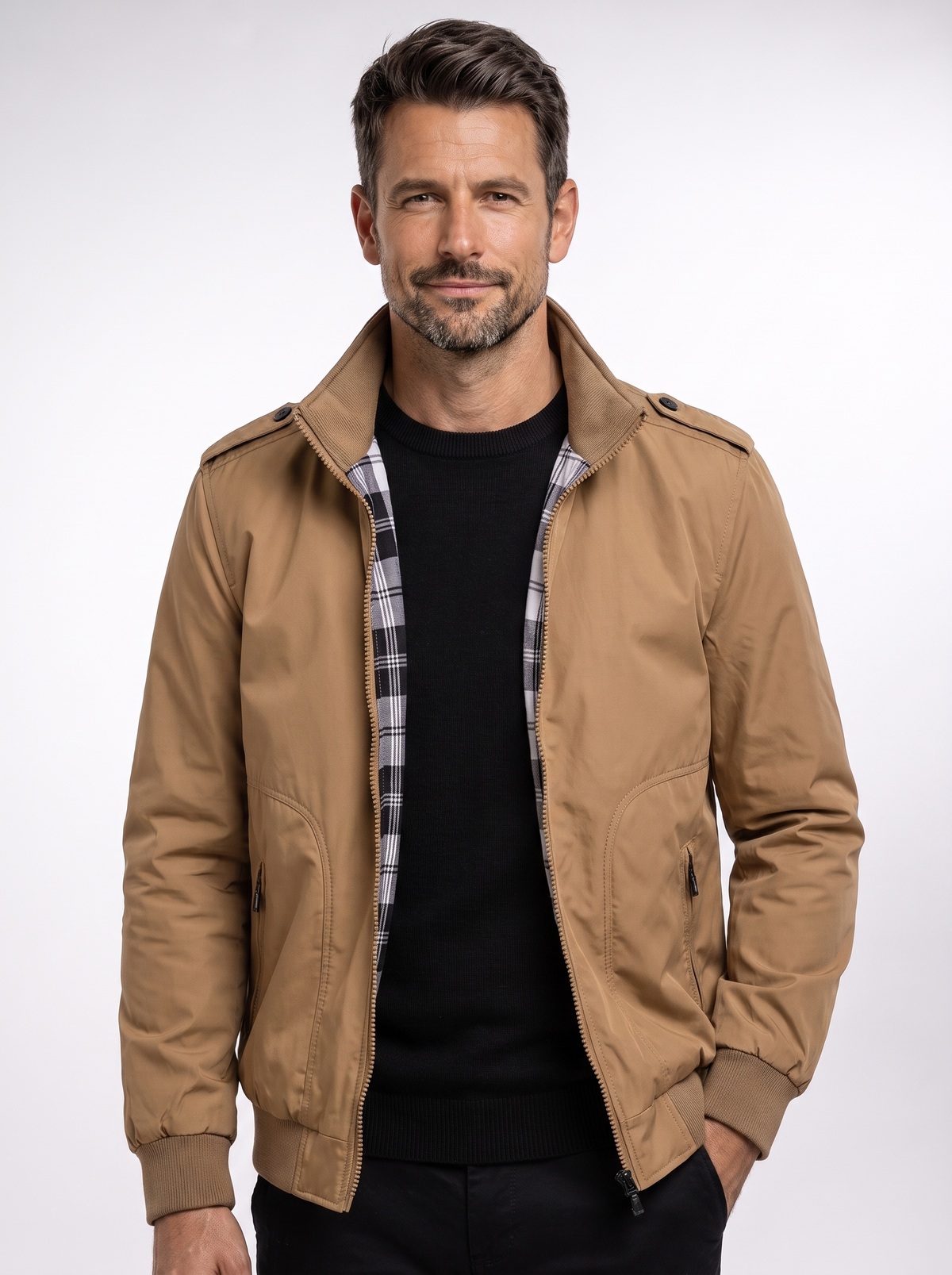 Chaqueta Premium Kaki con fondo claro tipo estudio