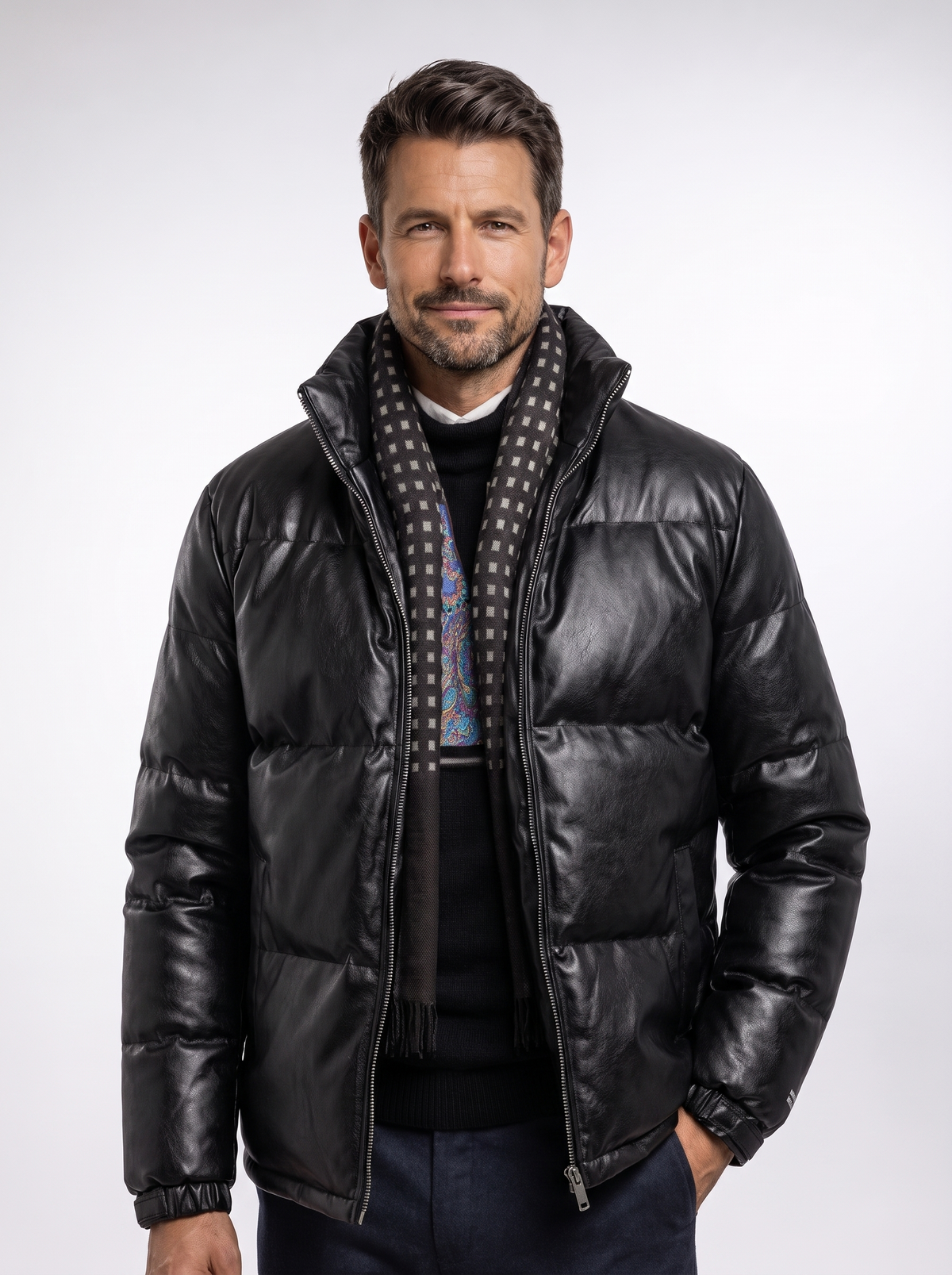 Chaqueta Acolchada de Invierno Negra con fondo claro tipo estudio