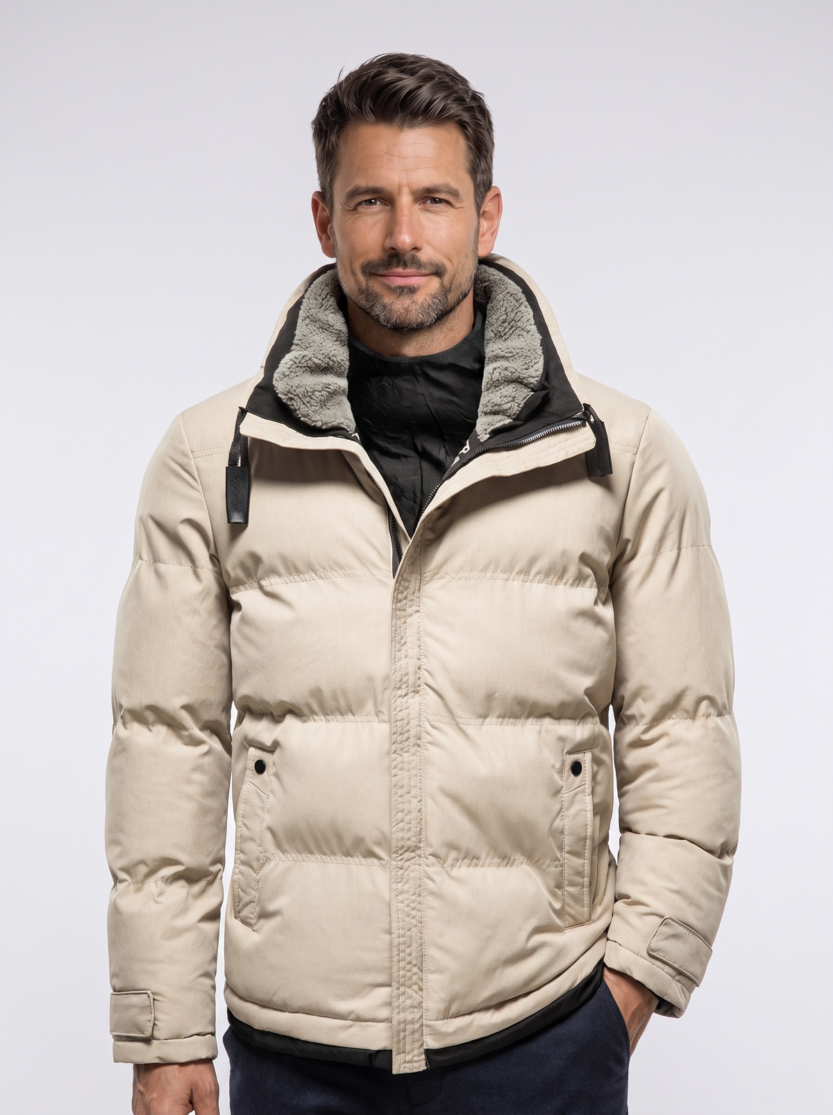 Chaqueta Action Beige con fondo claro tipo estudio