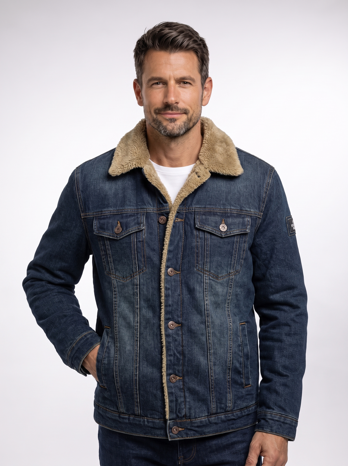 Chaqueta Vaquera Acolchada Azul Claro con fondo claro tipo estudio
