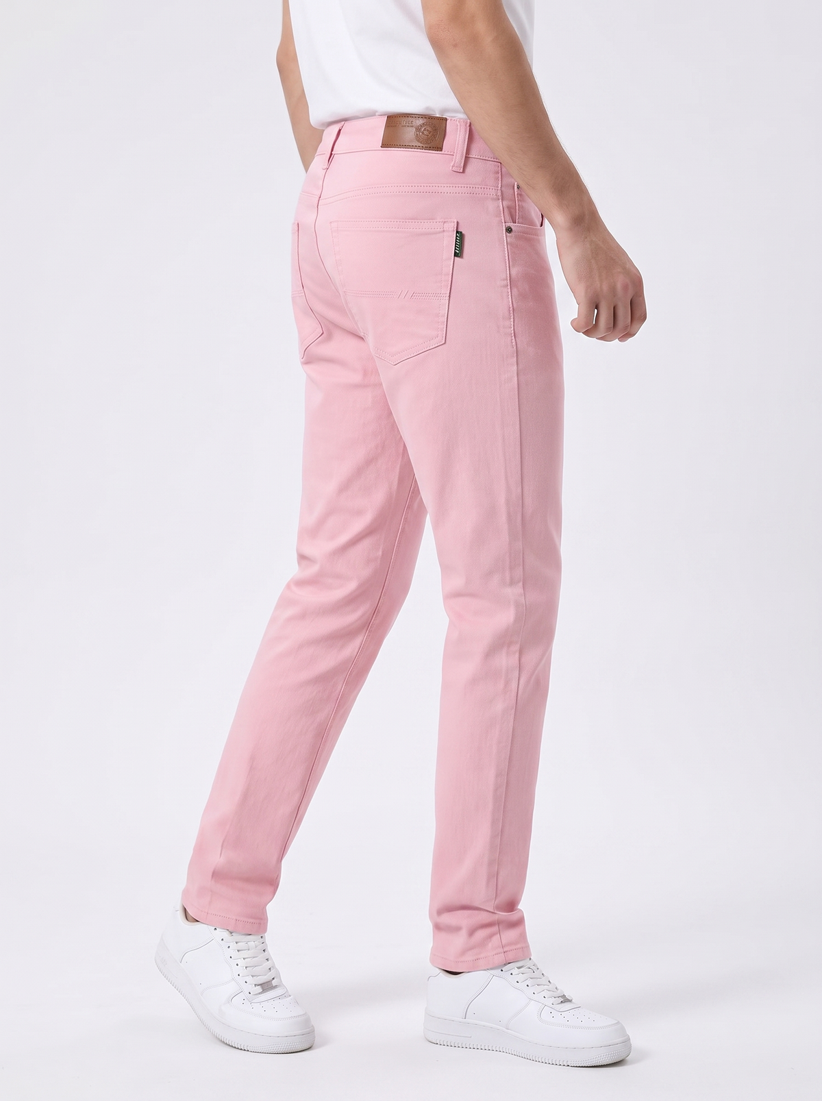 Alessandro Sartori Denim con fondo blanco liso