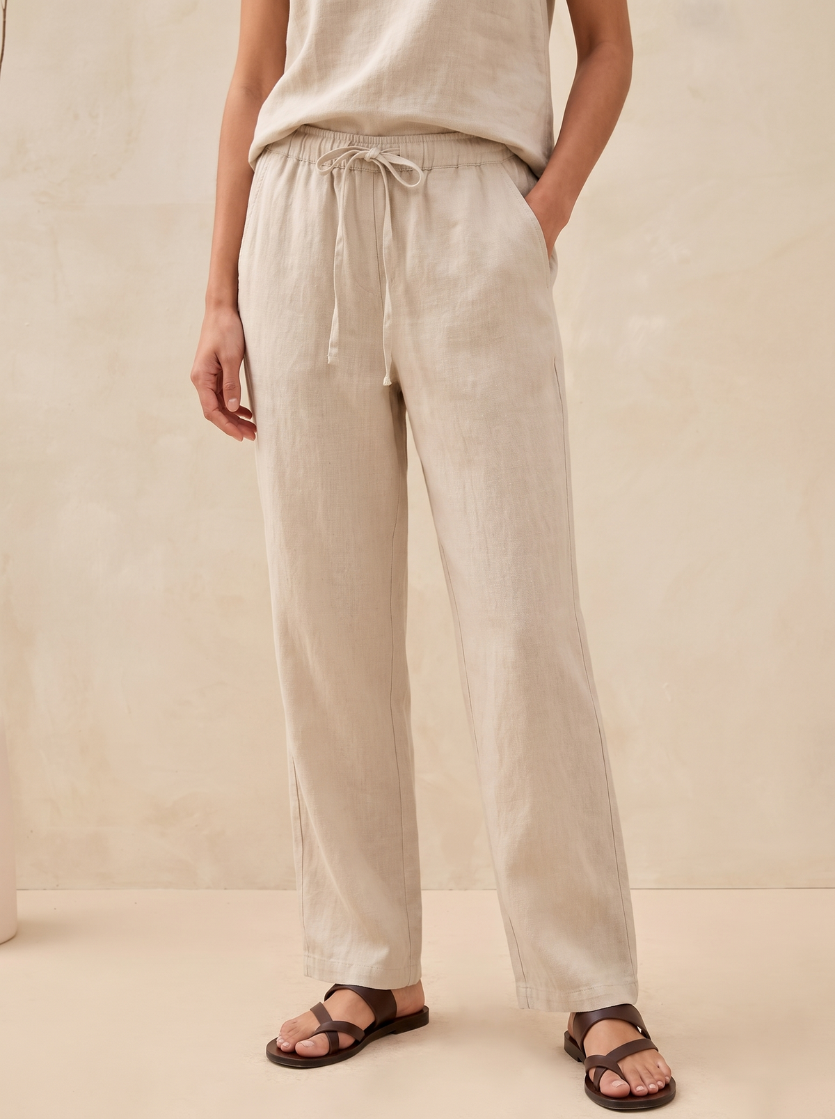Casa Linen Pants con fondo beige, encuadre de piernas