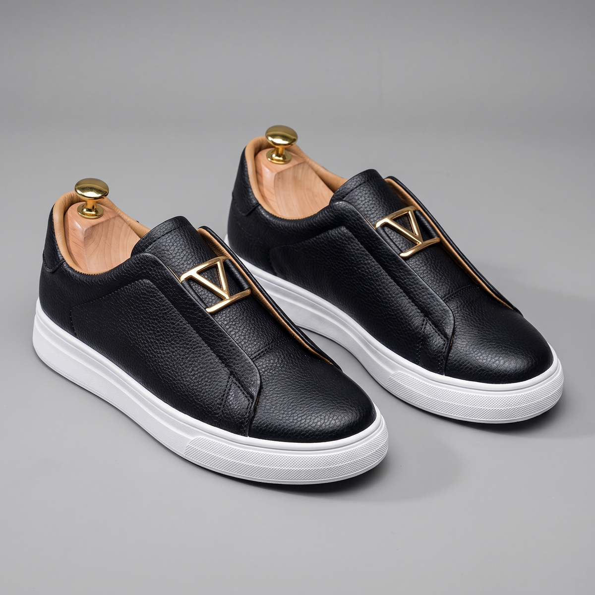 Marco Zapatilla Urban Leather sobre horma con fondo gris