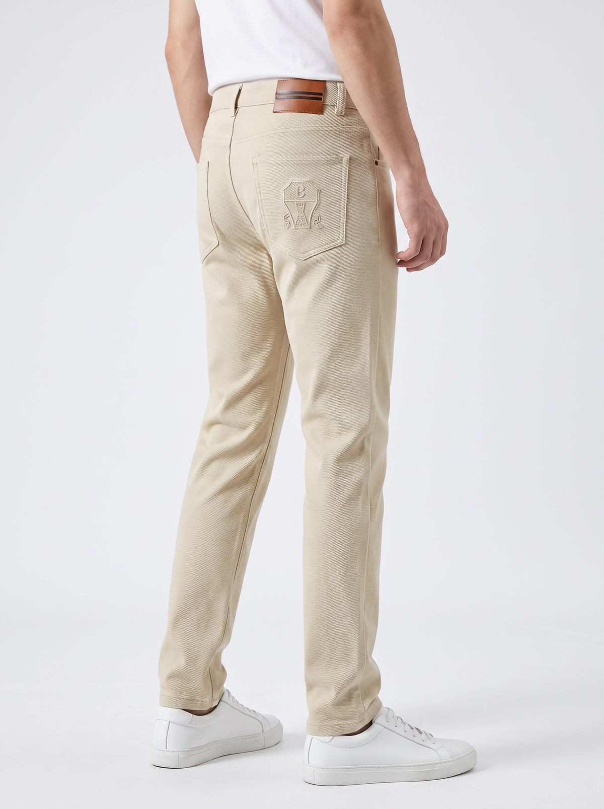 Pantalón Bastille Premium con fondo blanco liso