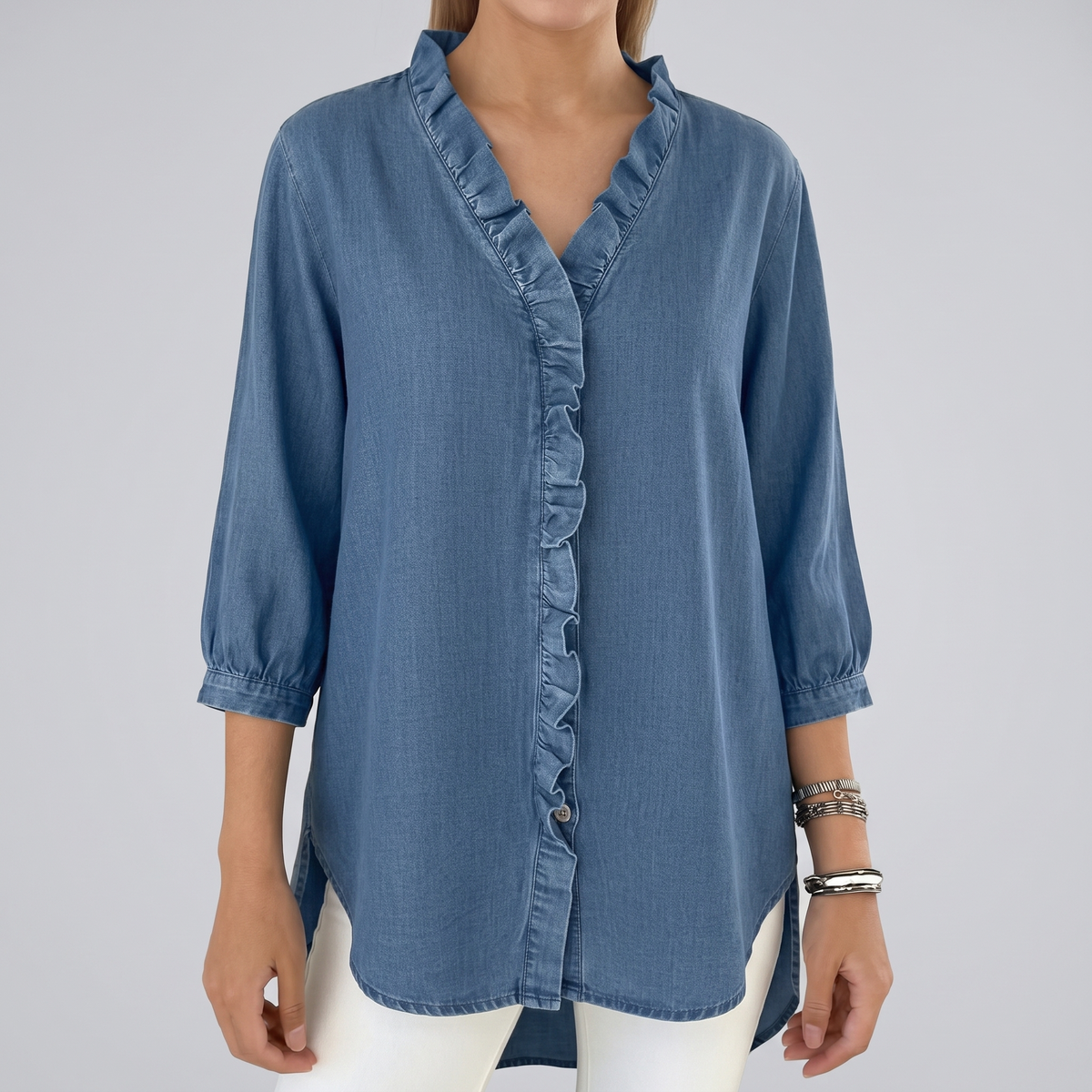 Blusa Celeste con Volantes con fondo gris claro