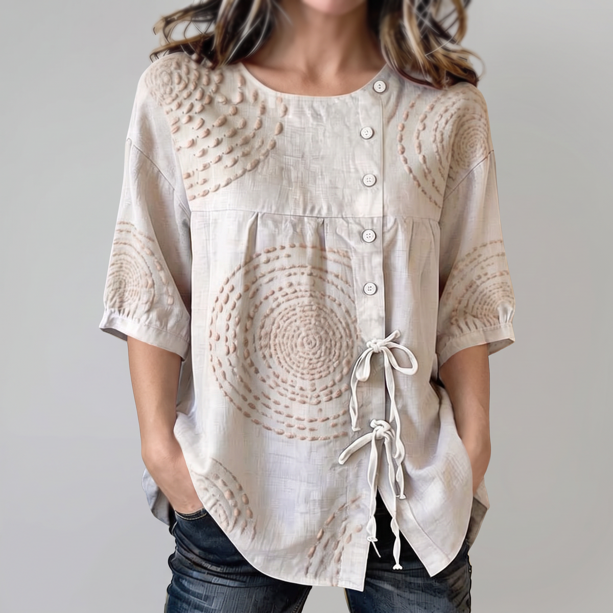 Top Lowenna Casual con fondo gris claro