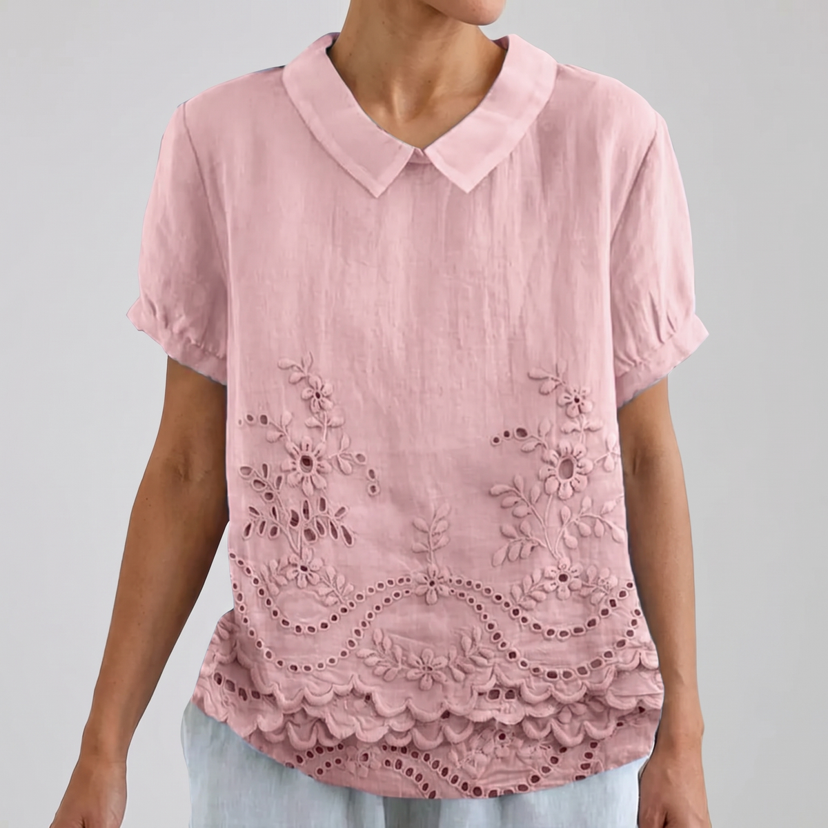 Camisa Lily Bloom Bordada con fondo gris claro