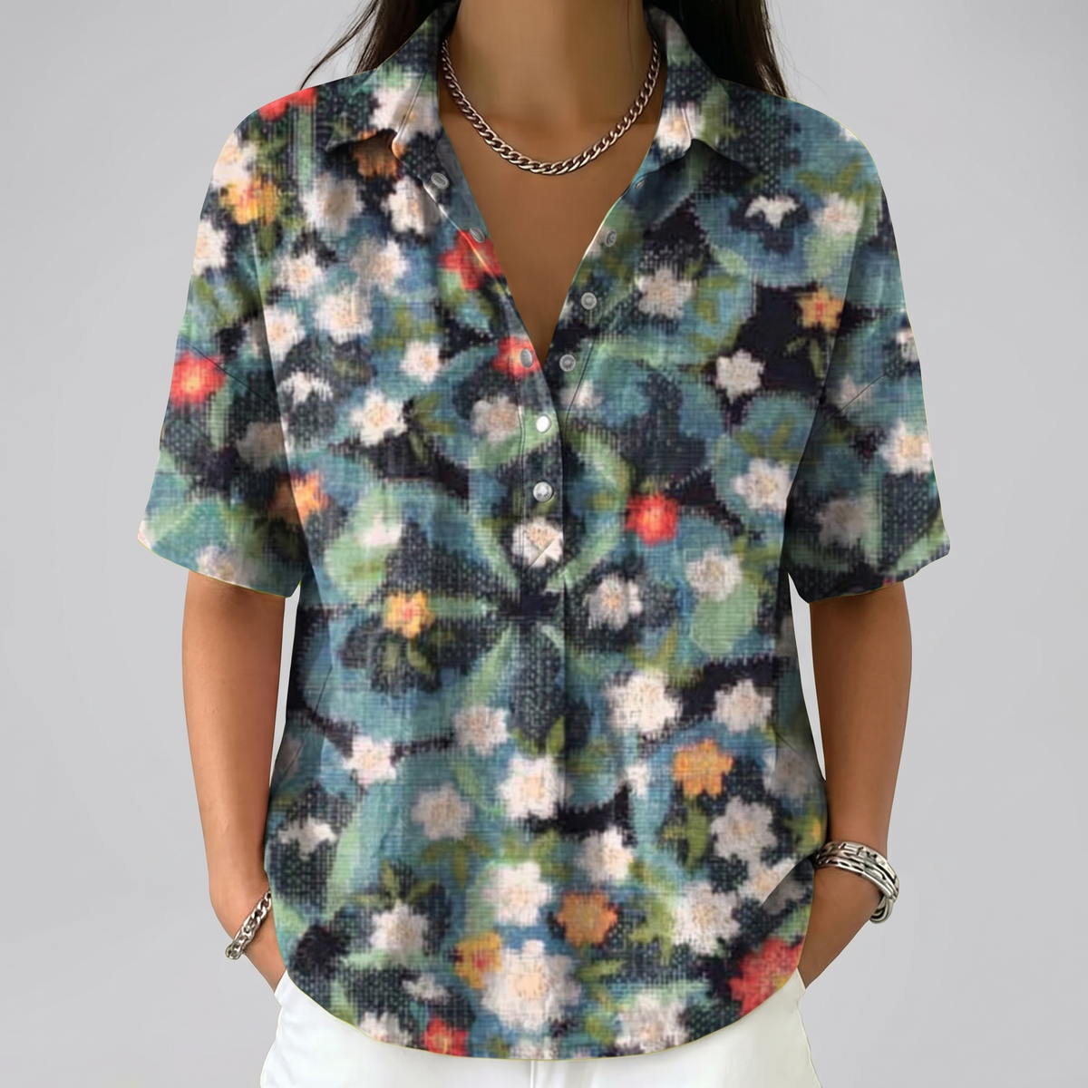 Blusa Clara Estampado Floral con fondo gris claro