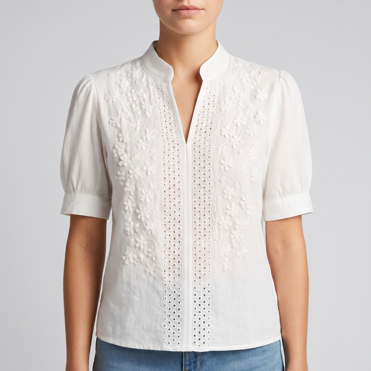Blusa Aureline Blanca con fondo gris claro