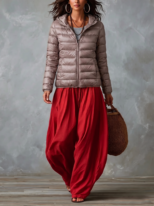 Chaqueta Aurora Cortaviento con modelo, fondo gris claro